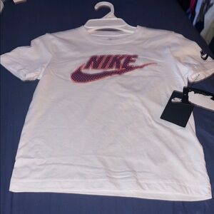 #31.Boys Nike shirt size 7 NWT